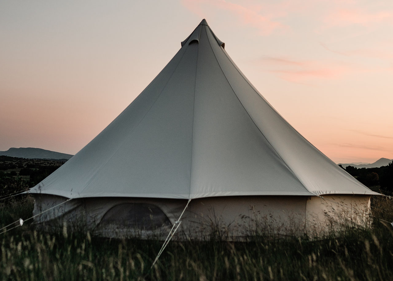 een yurt tent bij zonsondergang - beste accommodaties voor slow travel