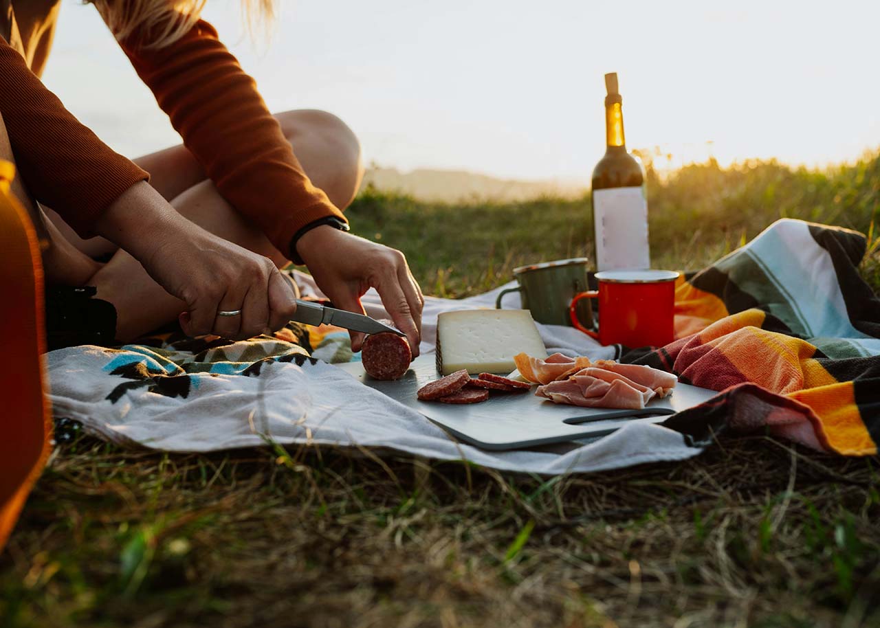 een kleed met lekkere dingen voor een nazomer picknick