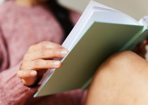 een vrouw met een boek op schoot - leeslijst