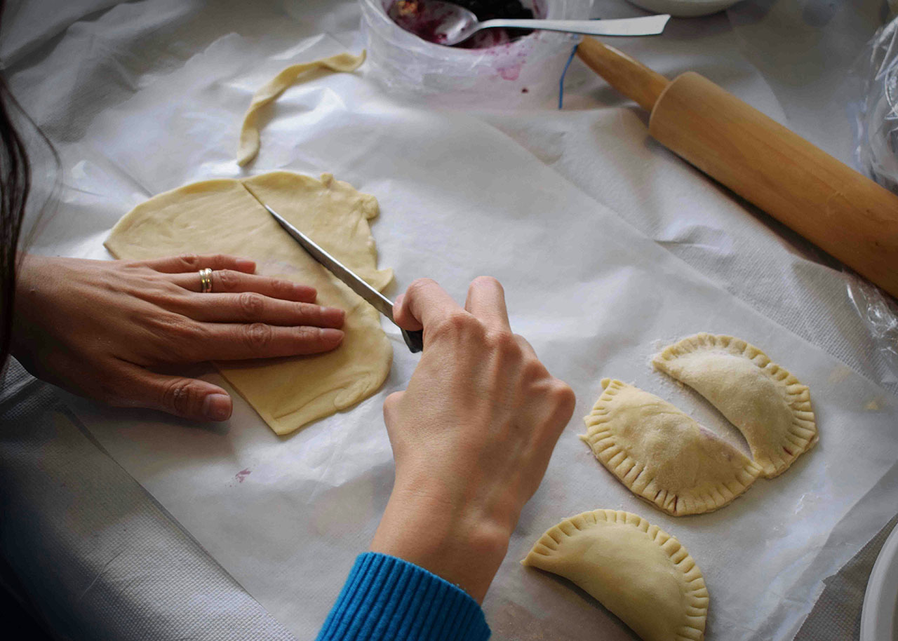 een vrouw die verse pasta klaarmaakt - mindful eten