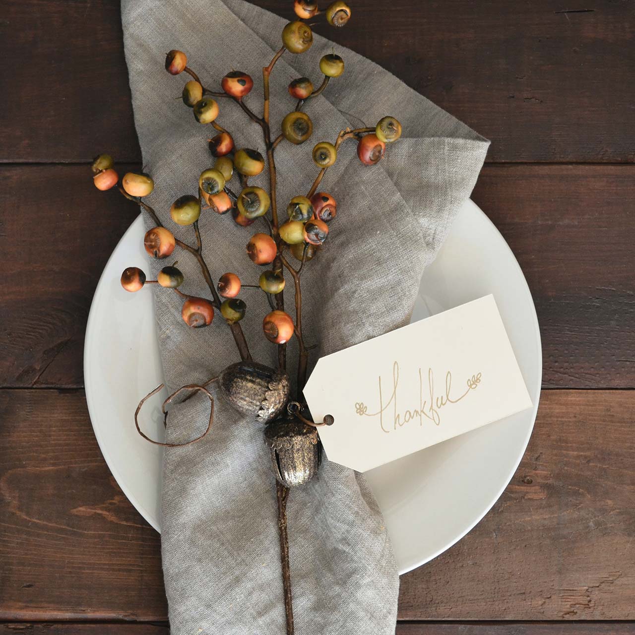 Feestelijke kersttafel - duurzaam linnen servet met decoratie