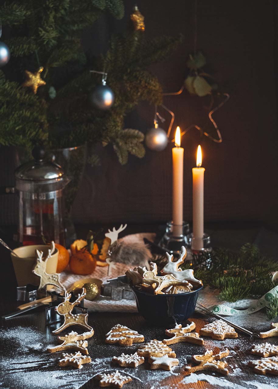 Feestelijke kersttafel met bijenwas kaarsen