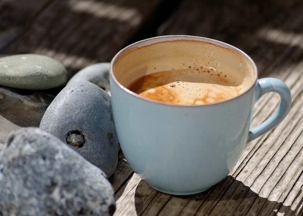 Ontspannen op vakantie - rituelen een kop koffie in de zon - ontspannen op vakantie