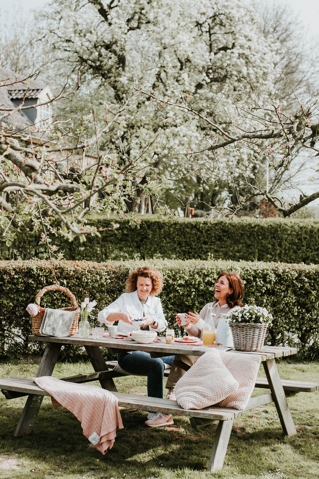 Slow&zo-lentezomer ingrid en marjolijn van slow & zo aan een picknick tafel - seizoenen - lente zomer