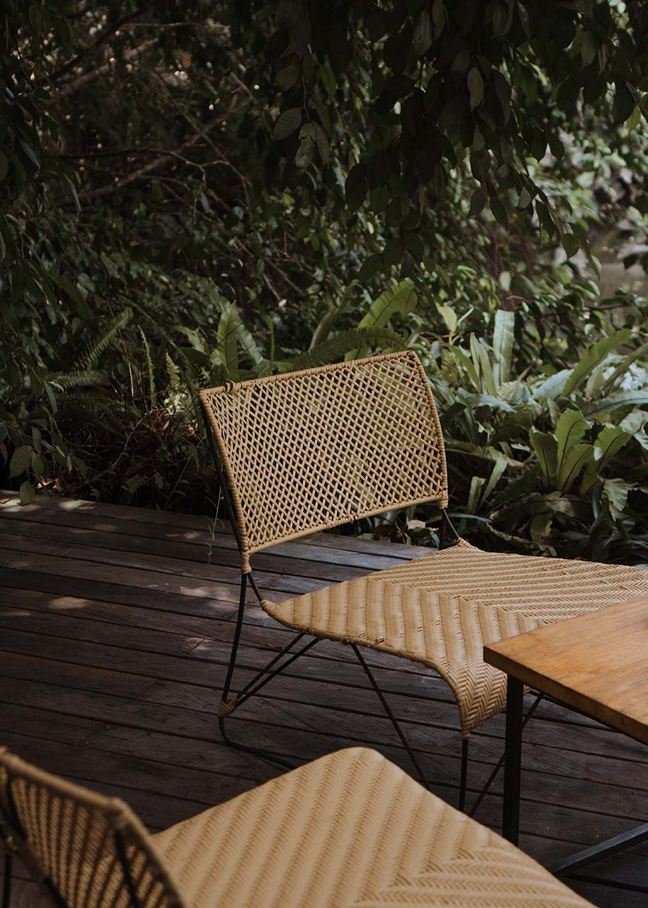 Eco-vriendelijke meubels - terrasstoelen op een houten vlonder met planten erachter