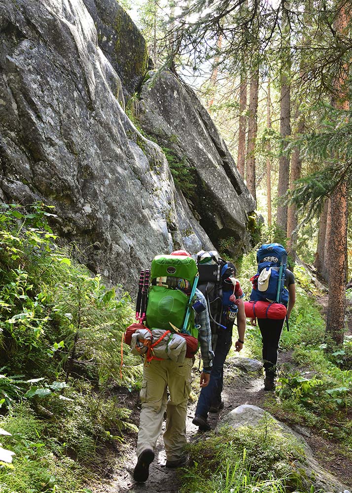 Mindful reizen - hiken 3 personen met backpacks - mindful reizen