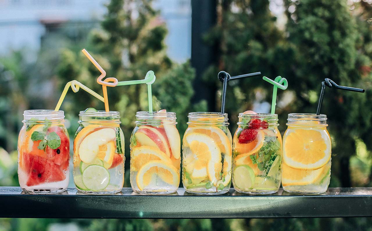 Slow leven in de zomer - mocktails Slow leven in de zomer - 6 kleurrijke mocktails met fruit op een rij